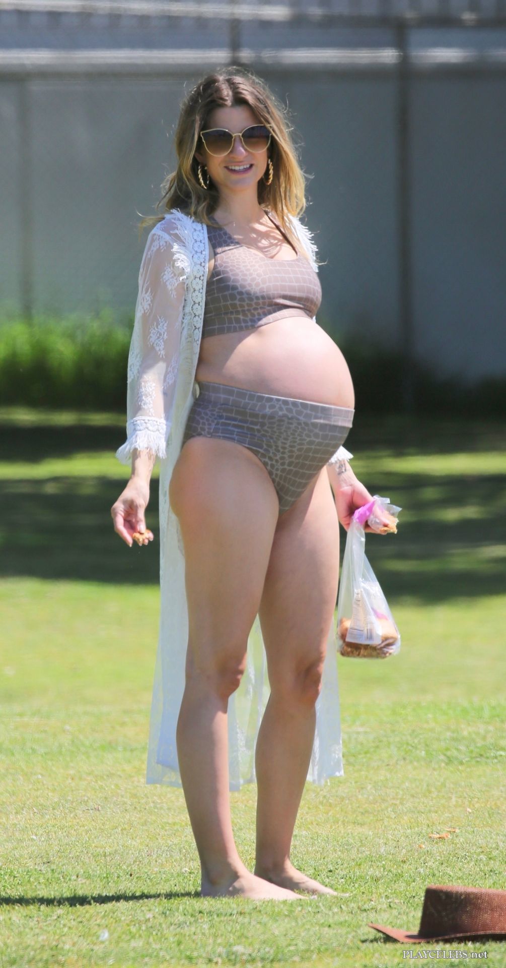 Rachel McCord Sunbathing Pregnant In Bikini  (more…)View On
