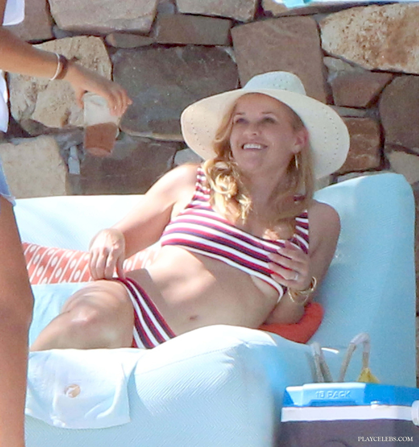 You are currently viewing Reese Witherspoon Flashes Underboobs While Tanning In Bikini