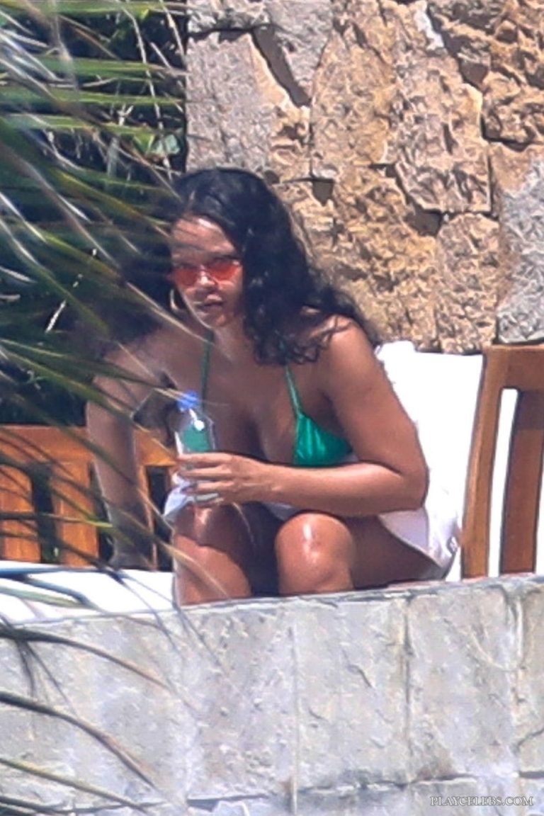 Read more about the article Rihanna Sunbathing In A Sexy Green Bikini