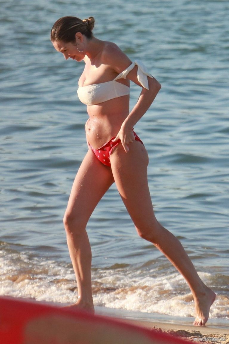 Read more about the article Candice Swanepoel Pregnant Beach Photos