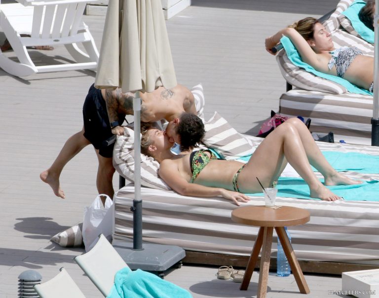 Read more about the article Gemma Atkinson Sunbathing In Bikini Near The Pool