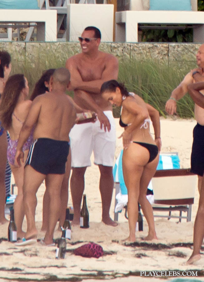 Read more about the article Jennifer Lopez Relaxing In Tight Bikini With Friends