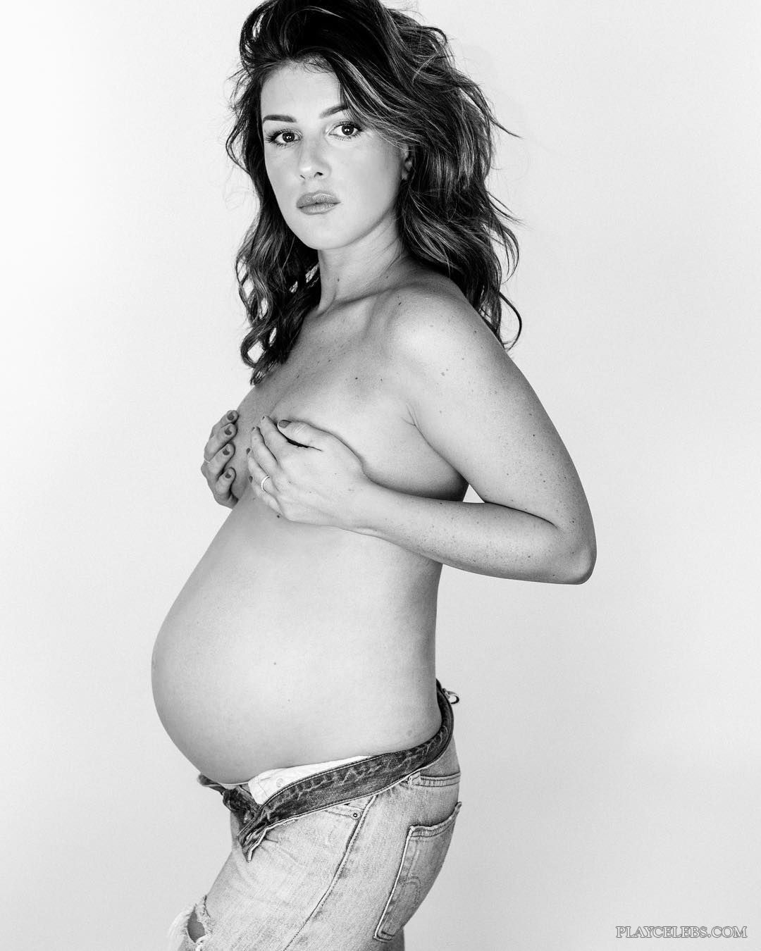 You are currently viewing Pregnant Shenae Grimes Posing Naked