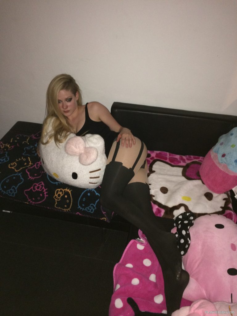 Read more about the article Avril Lavigne Leaked Nude And Sexy Lingerie Thefappening Archive