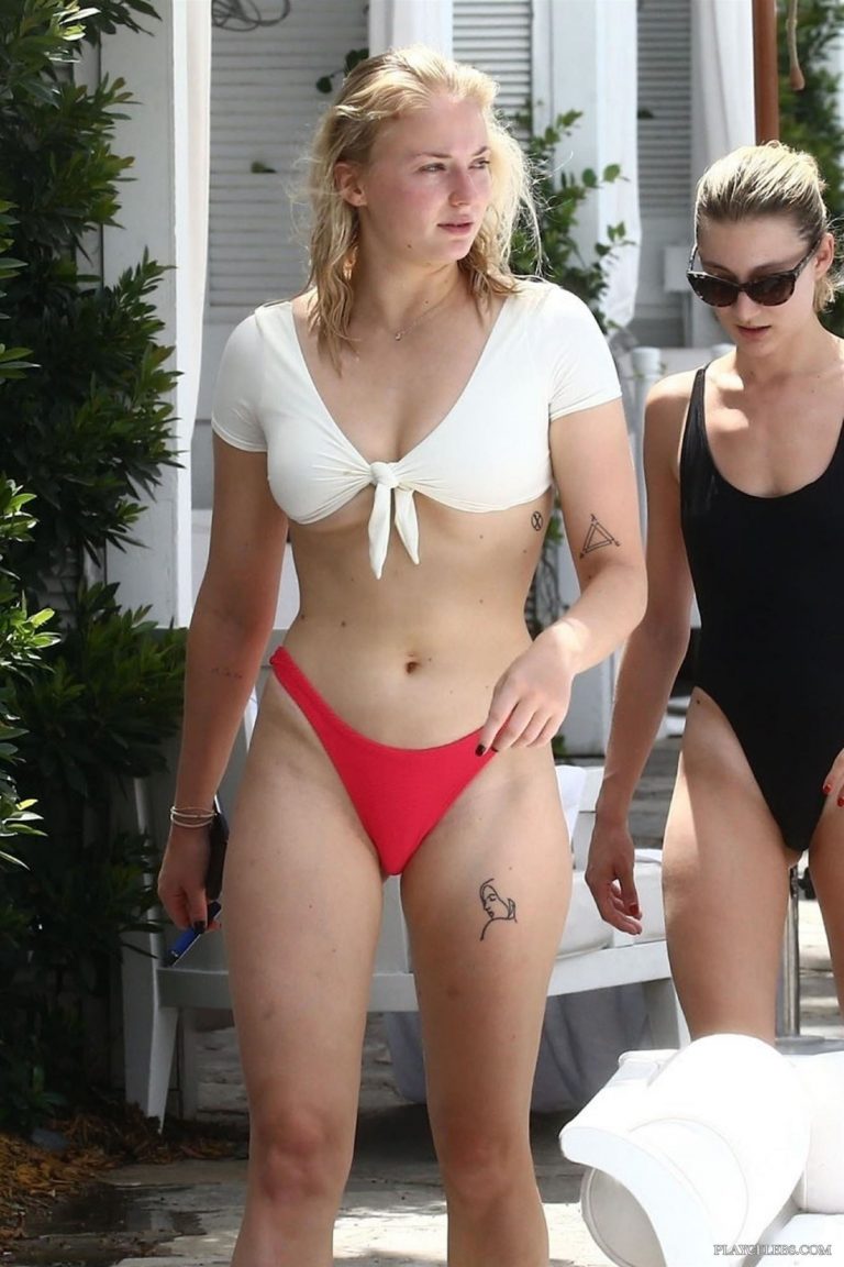 Read more about the article Sophie Turner Caught In Sexy Bikini With Boyfriend