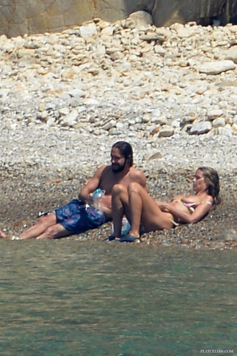 Read more about the article Heidi Klum Relaxing Topless With Her New Boyfriend