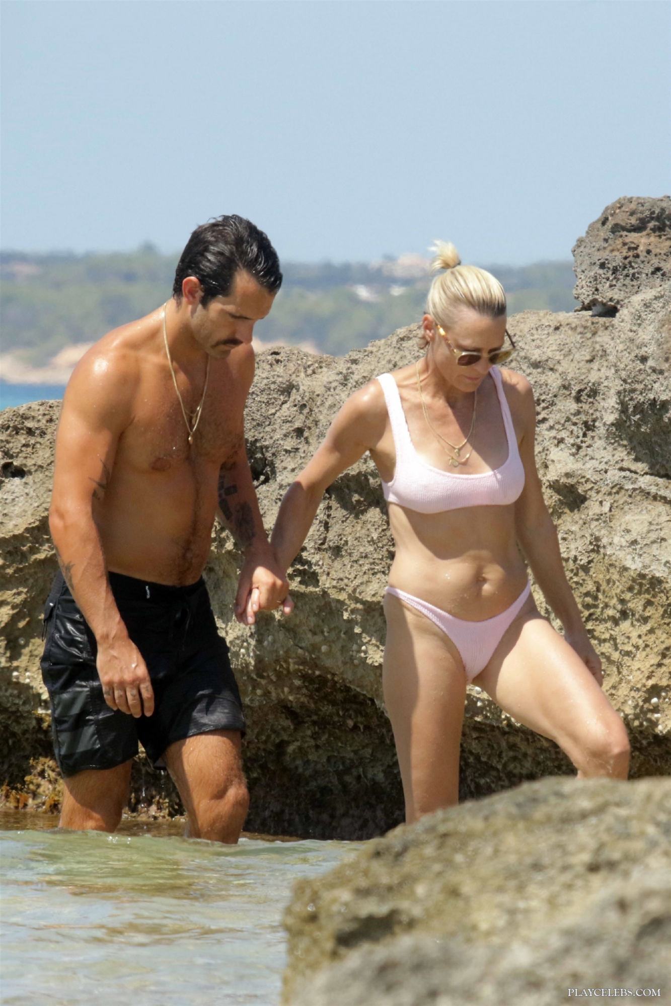 You are currently viewing Robin Wright Relaxing In Bikini With Her Husband On A Beach