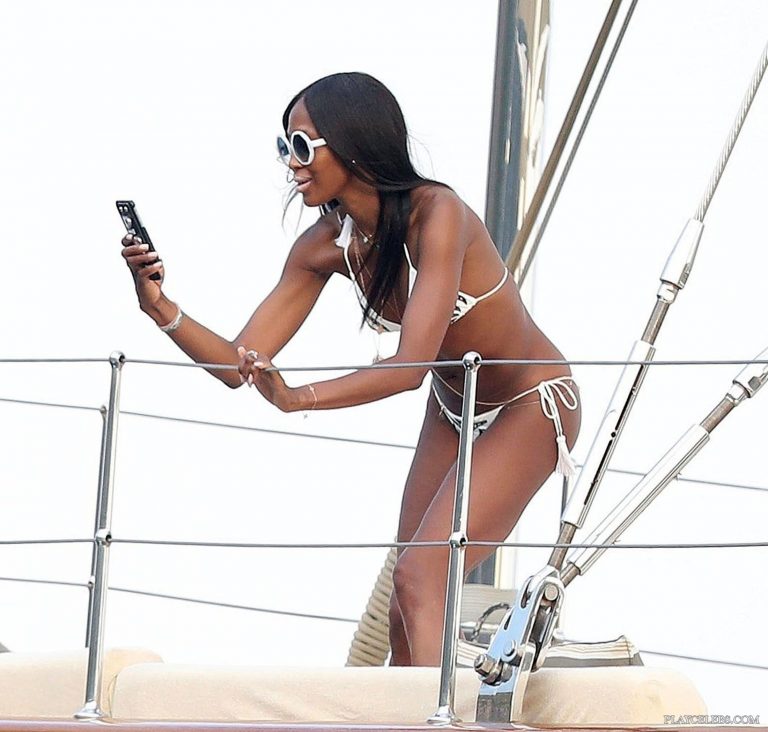 Read more about the article Naomi Campbell Paparazzi Bikini Yacht Shots