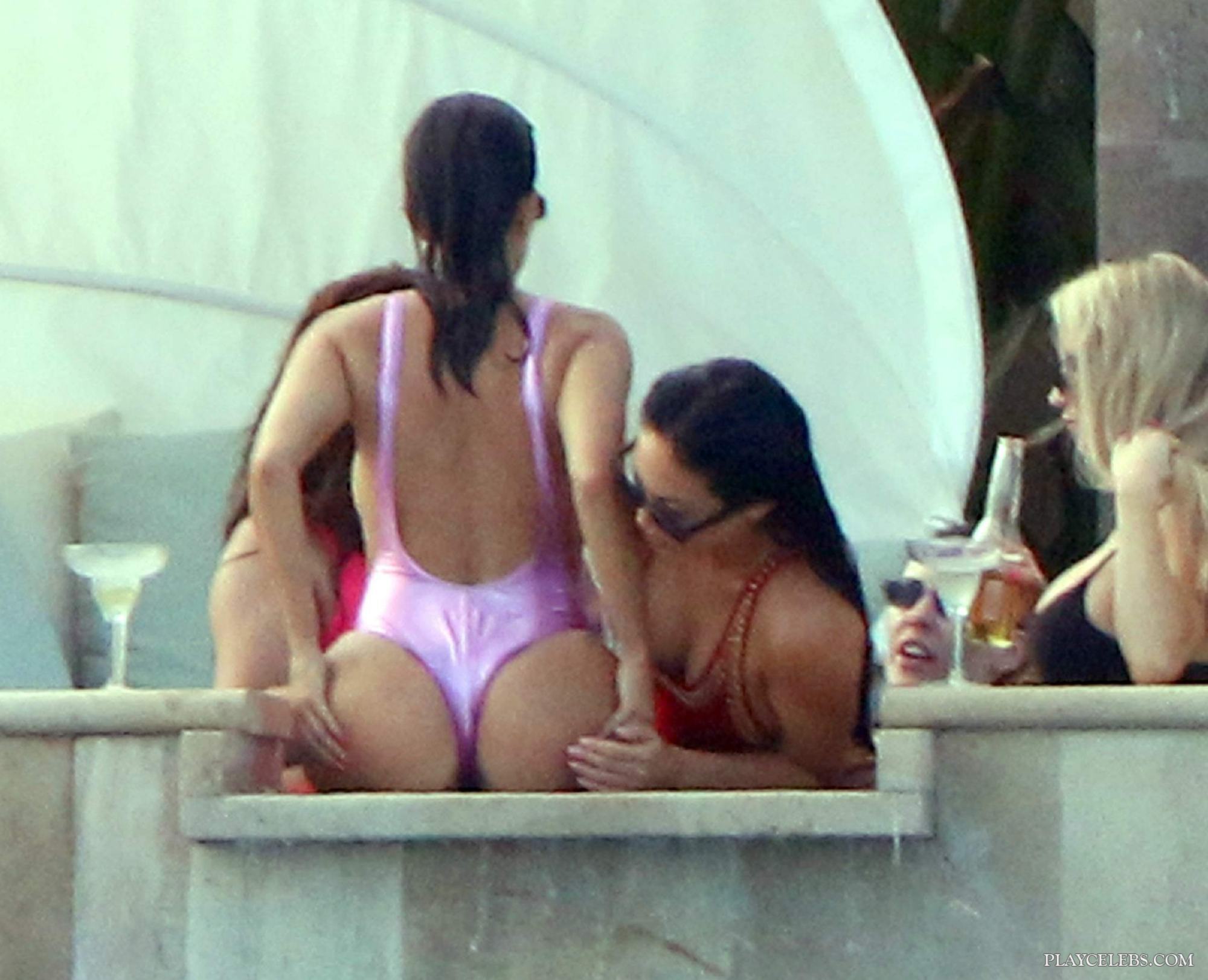 You are currently viewing Kourtney Kardashian Flaunts Her Amazing Buttocks While Sunbathing