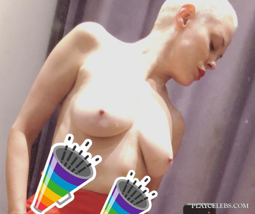 You are currently viewing Rose McGowan Shooting Herself Topless In The Mirror