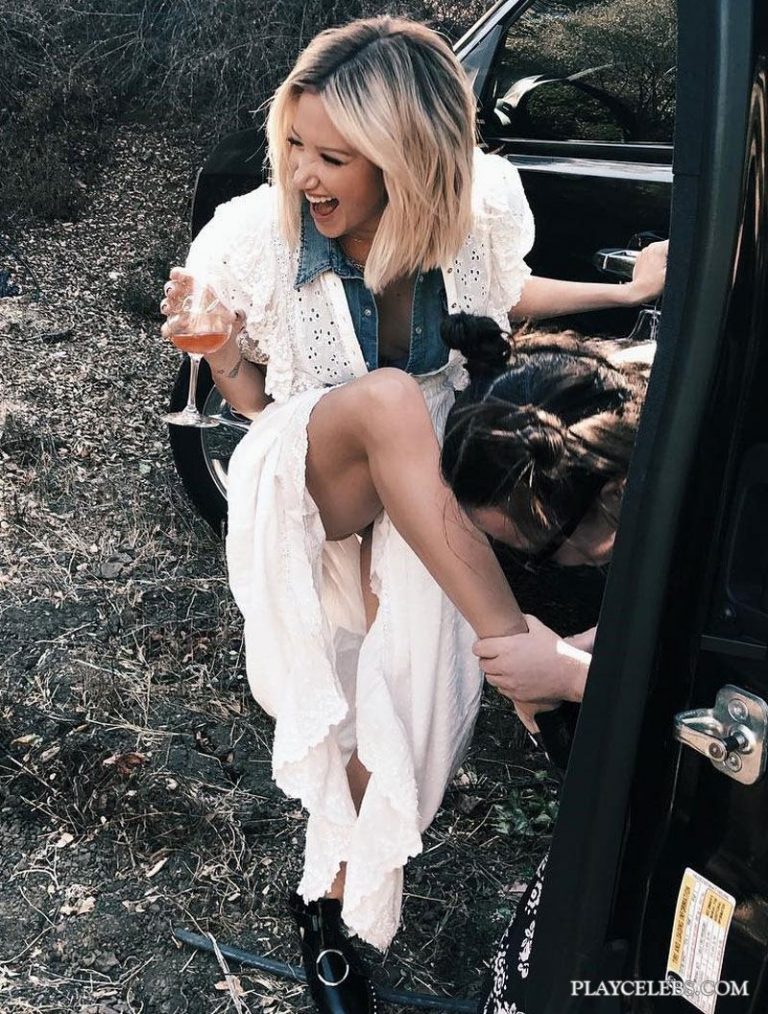 Read more about the article Ashley Tisdale Sexy Upskirt Moment