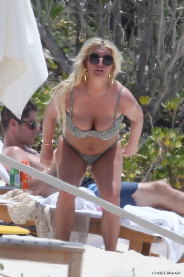 Read more about the article Jessica Simpson Exposing Her Puffy Body In Tight Bikini