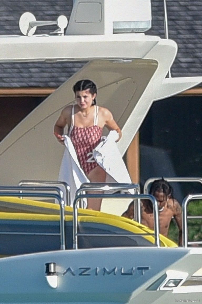 Read more about the article Kylie Jenner Caught By Paparazzi In Swimsuit On A Yacht