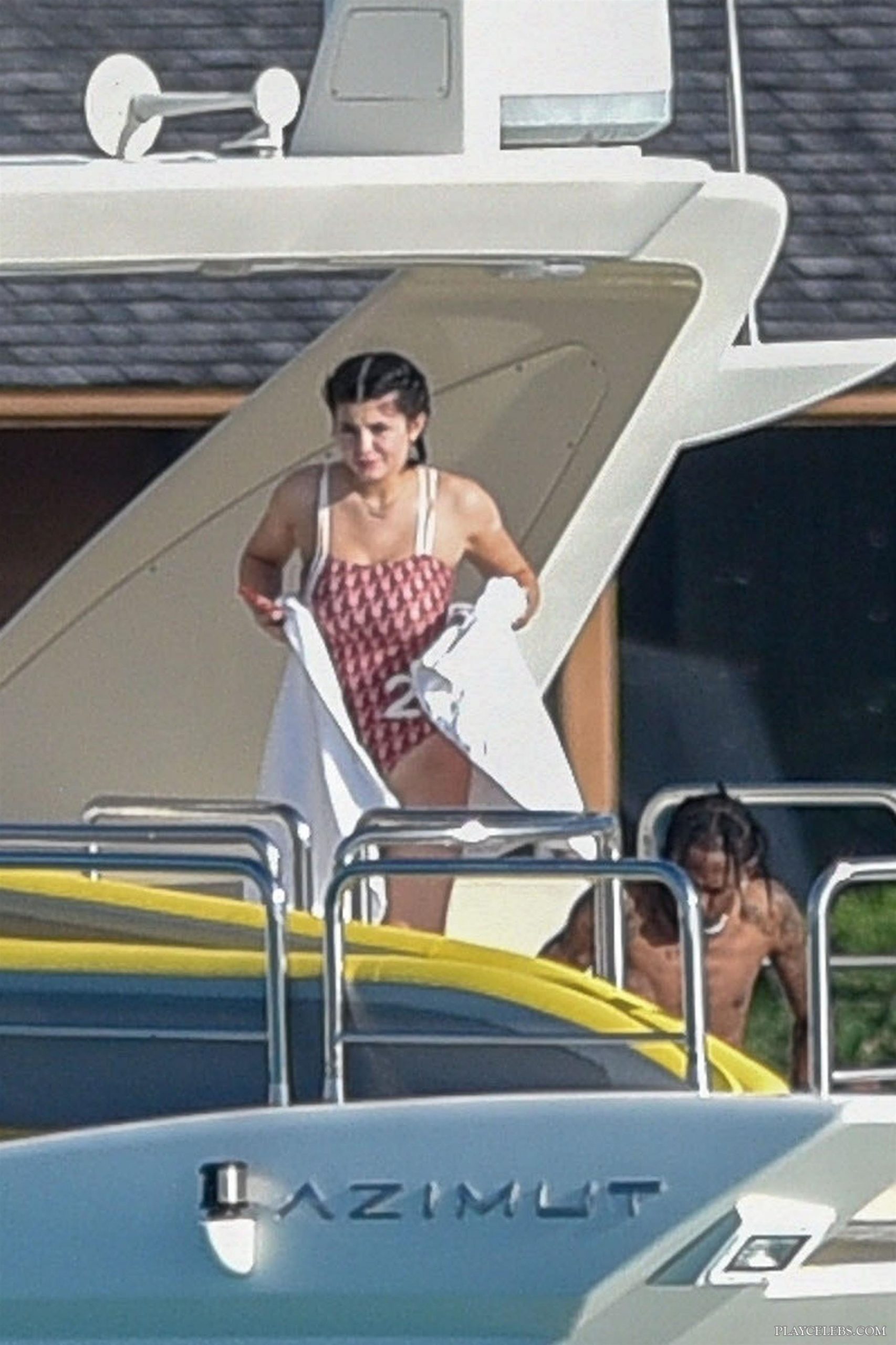 You are currently viewing Kylie Jenner Caught By Paparazzi In Swimsuit On A Yacht