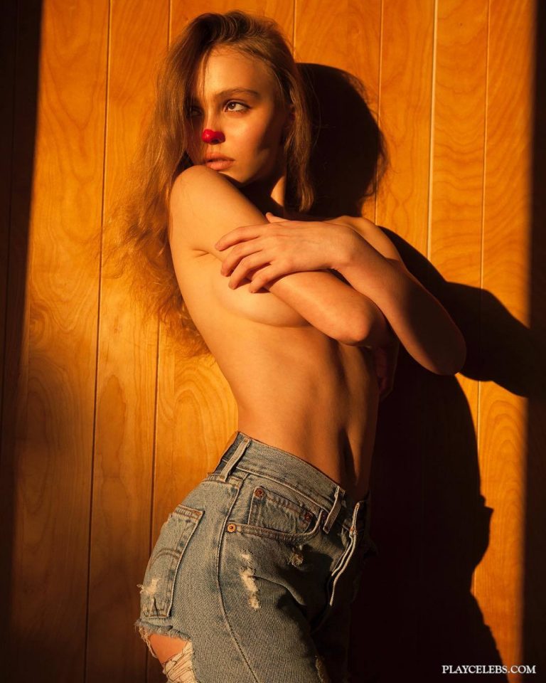 Read more about the article Lily-Rose Depp Topless And Sexy Pokies Photos