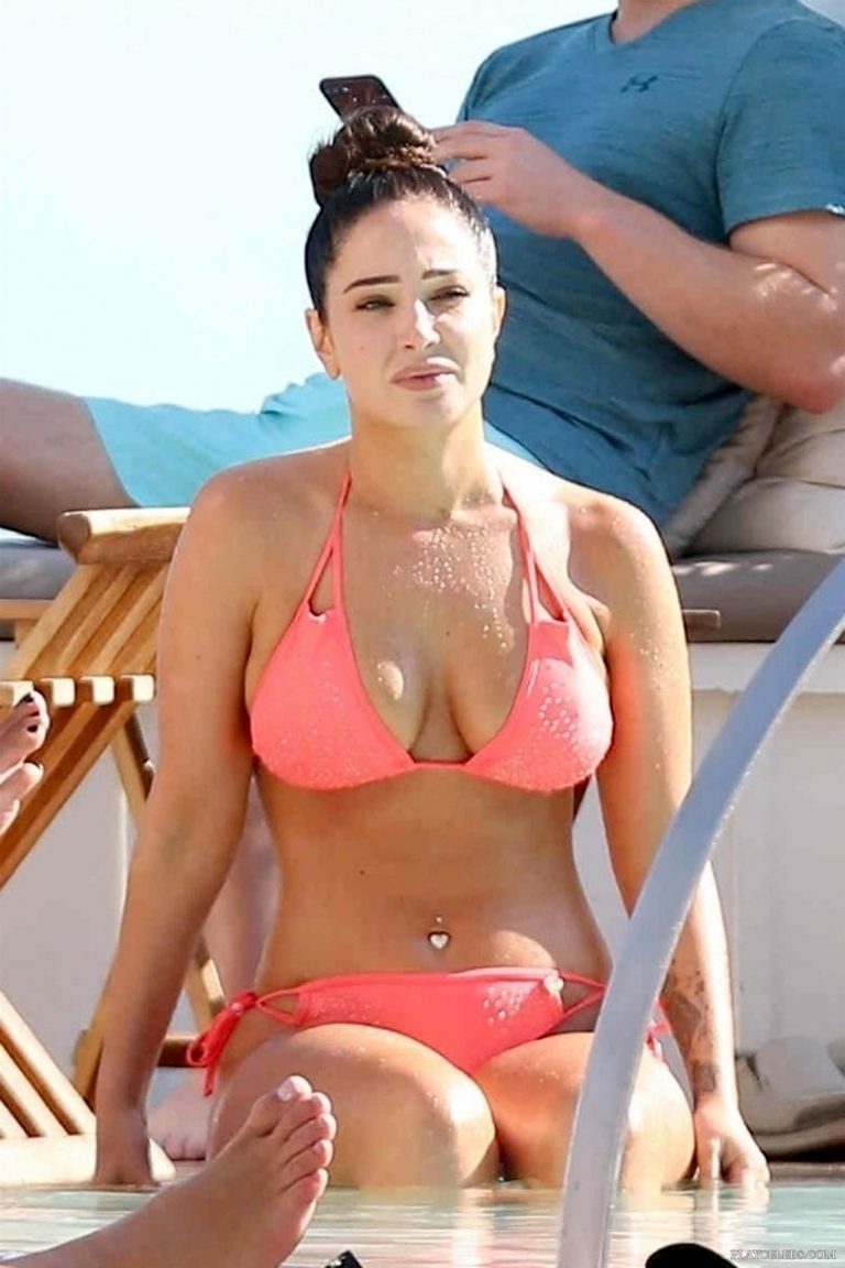 Read more about the article Tulisa Contostavlos Looks Sexy In Pink Bikini