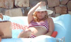 Reese Witherspoon Caught By Paparazzi Under Boobs And Bikini