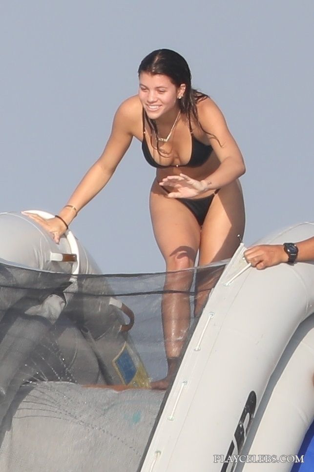 You are currently viewing Sofia Richie Exposing Her Cute Tight Butt In Thong Bikini