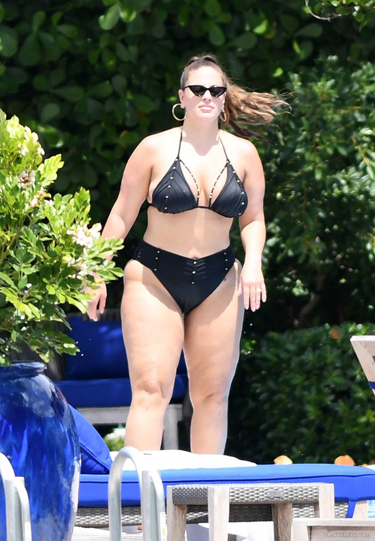 Read more about the article Ashley Graham Sunbathing In Black Bikini