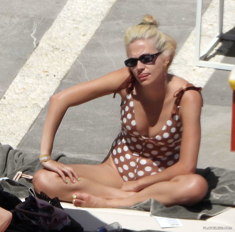 Read more about the article Pixie Lott Caught Sunbathing In Sexy Bikini