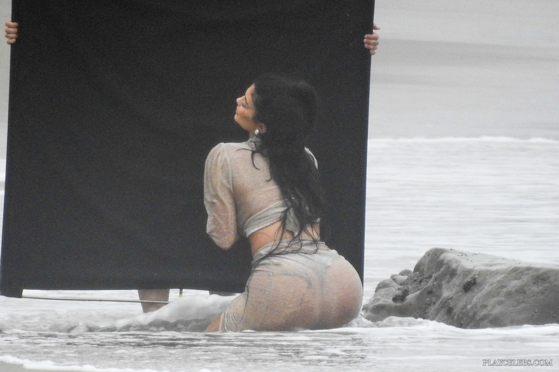 You are currently viewing Kylie Jenner Paparazzi See Through Beach Photos