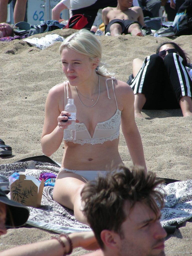 Read more about the article Zara Larsson Paparazzi Bikini Beach Shots