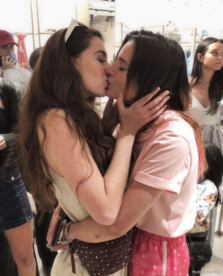 Read more about the article Bella Thorne Hot Lesbian Kiss