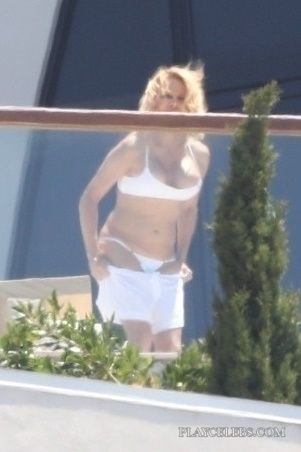 Read more about the article Pamela Anderson Nipslip And Bikini Photos