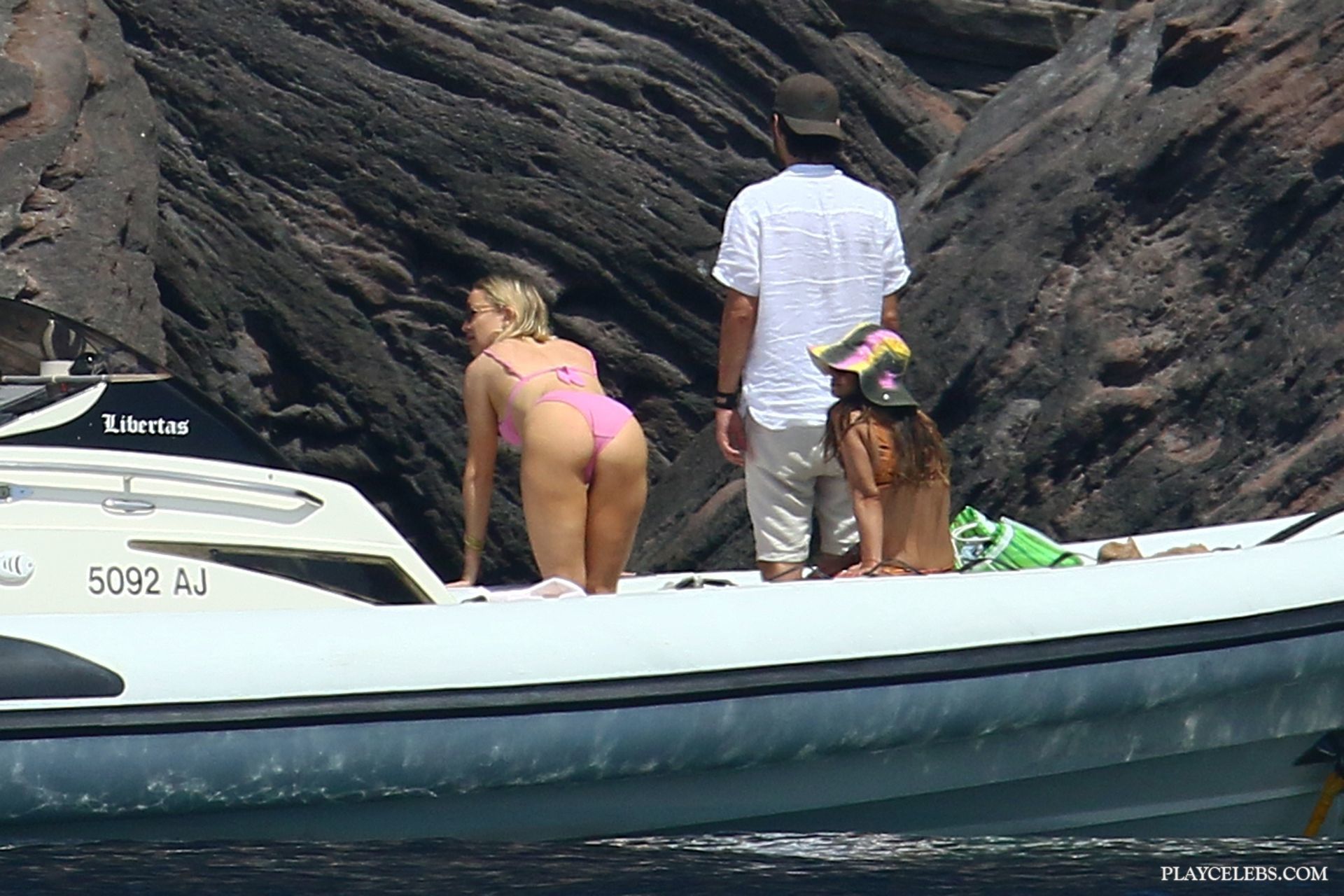 You are currently viewing Kate Hudson Caught Tanning In Pink Bikini