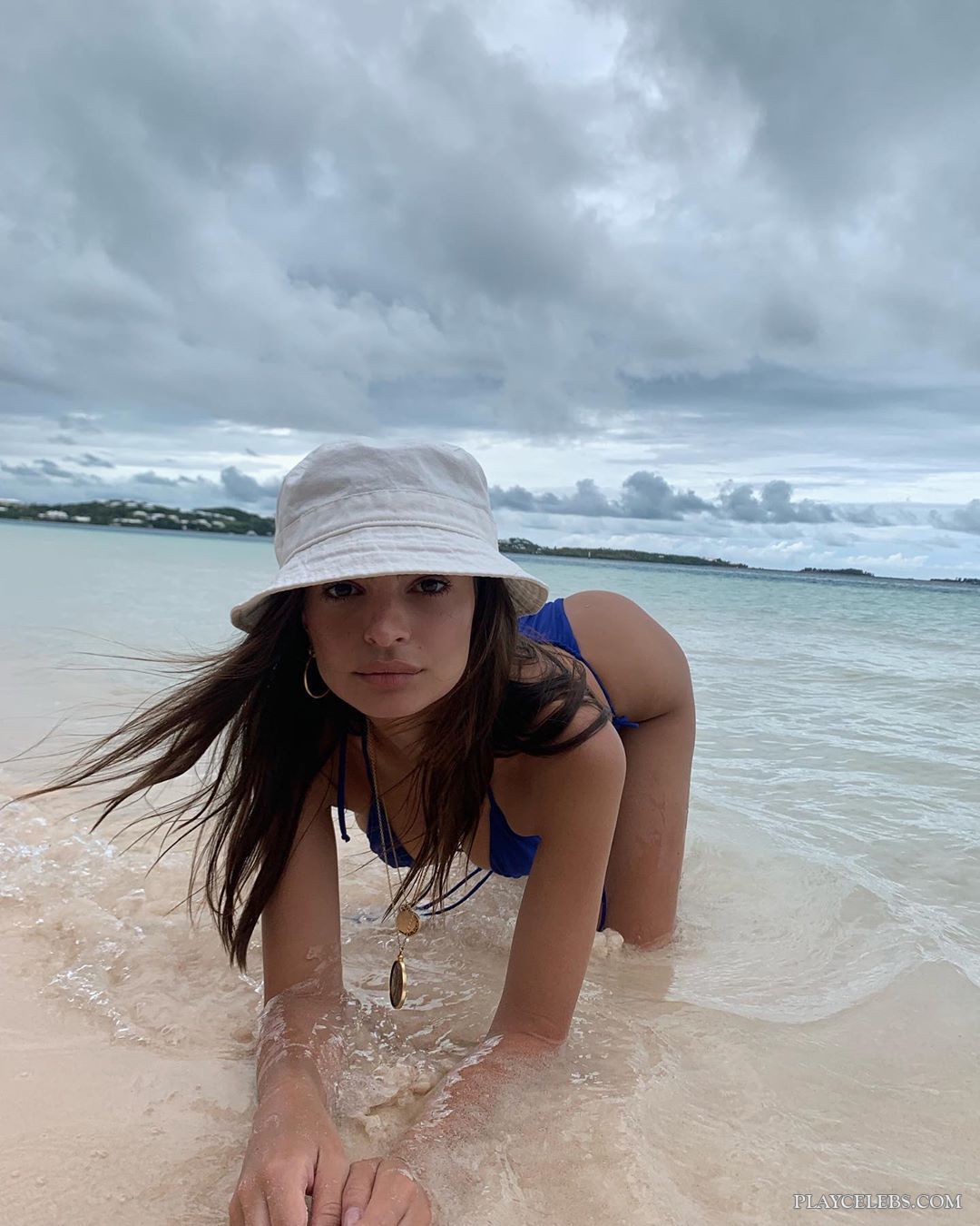 You are currently viewing Emily Ratajkowski Hot Bikini Beach Photos