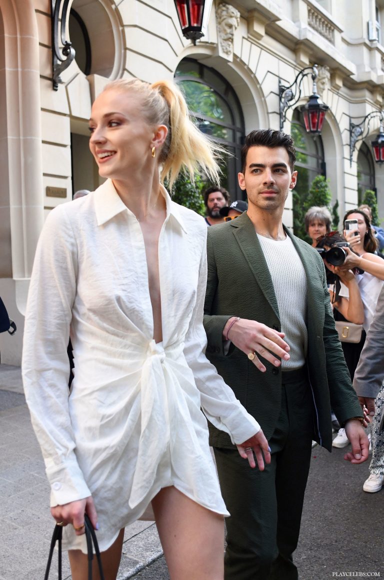 Read more about the article Sophie Turner Paparazzi Cleavage And Pokies Photos