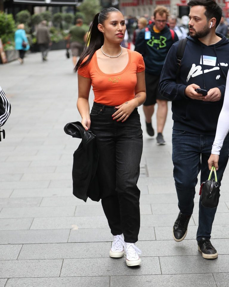 Read more about the article Rachel Keen Raye Paparazzi Braless Photos