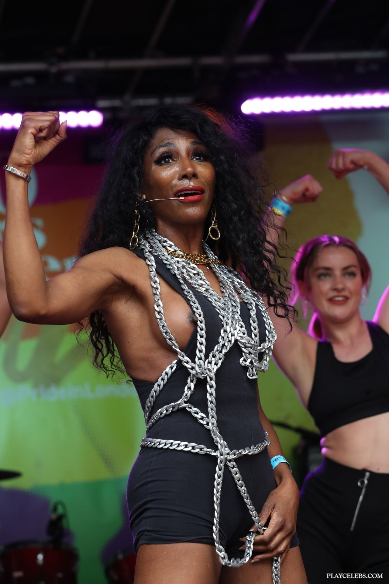 You are currently viewing Sinitta Paparazzi Oops Stage Photos
