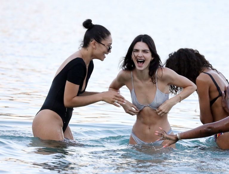 Read more about the article Kendall Jenner Caught Wearing Tiny Bikini On a Beach