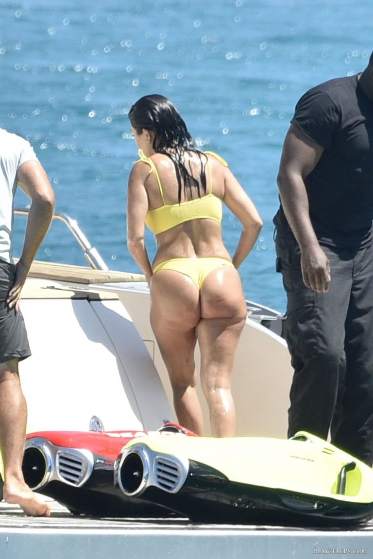 Read more about the article Kourtney Kardashian Gorgeous Ass In Wet Yellow Bikini