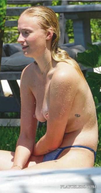 Read more about the article Games Of Thrones Star Sophie Turner Nude Topless And Sexy Bikini Photos