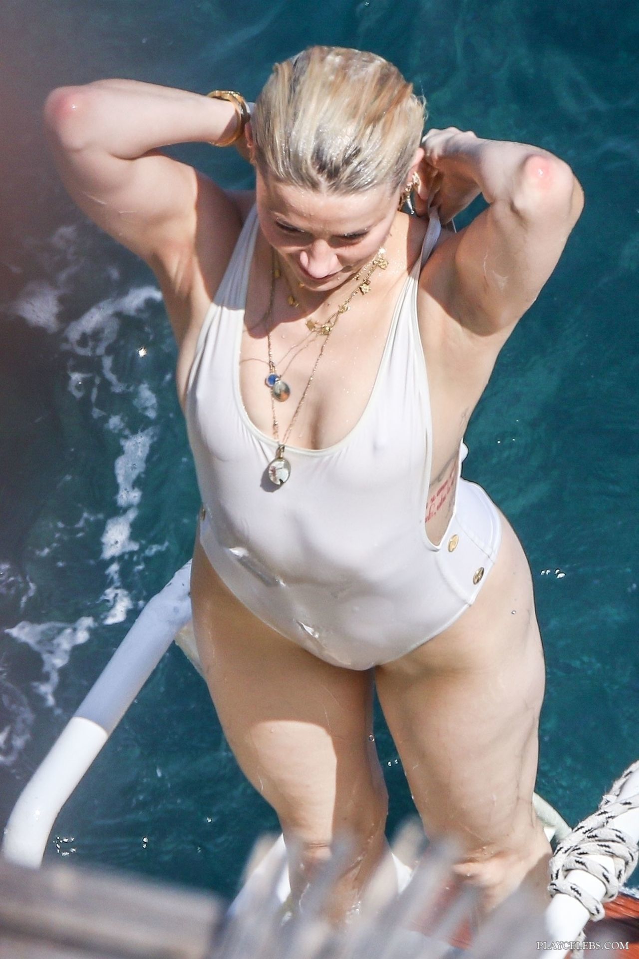 You are currently viewing Amber Heard See Through In Wet White Swimsuit
