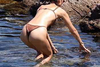 Bella Hadid nude