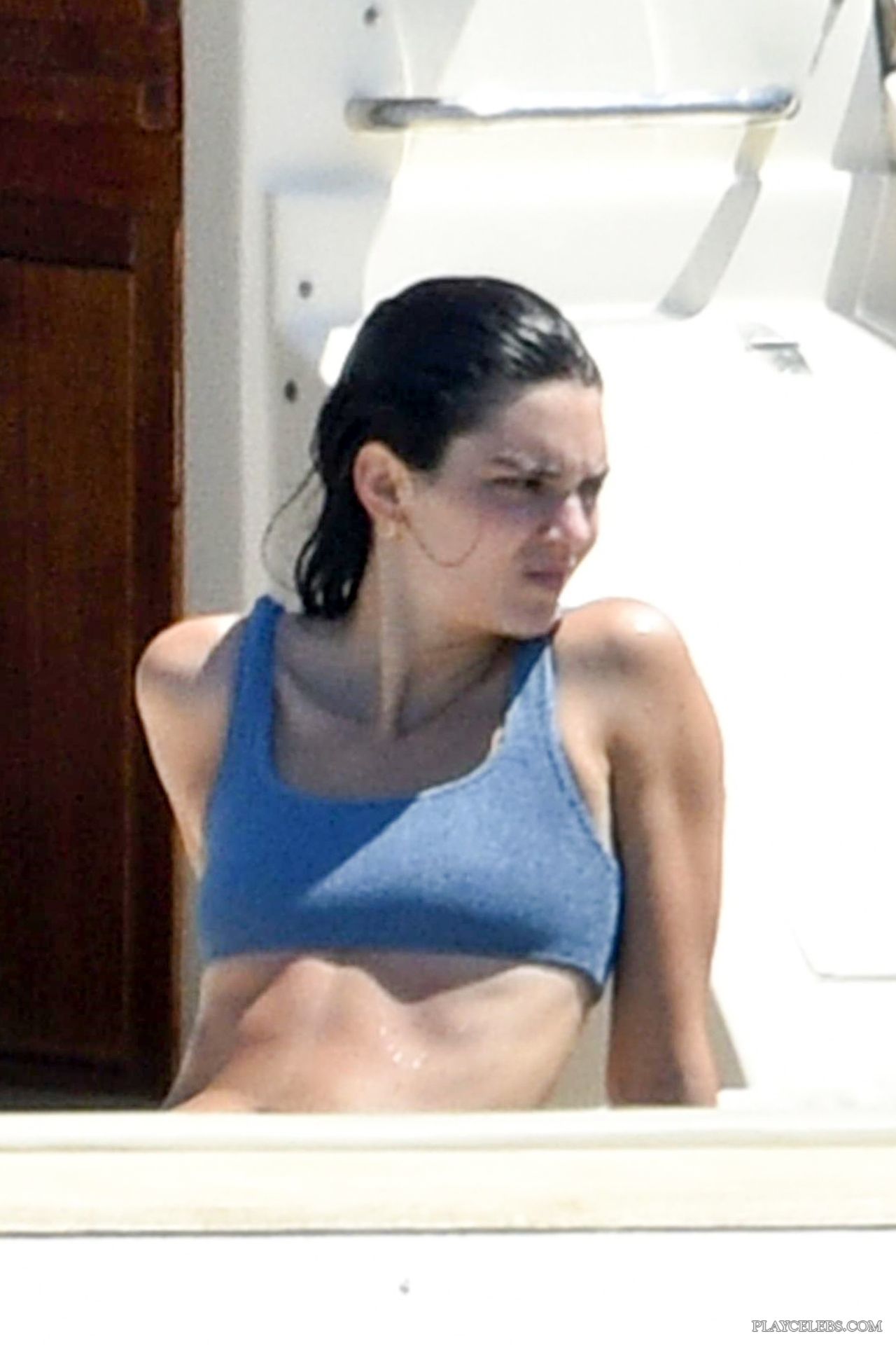 You are currently viewing Kendall Jenner Caught By Paparazzi Blue Bikini On A Yacht
