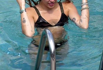 Miley Cyrus & Kaitlynn Carter sextape