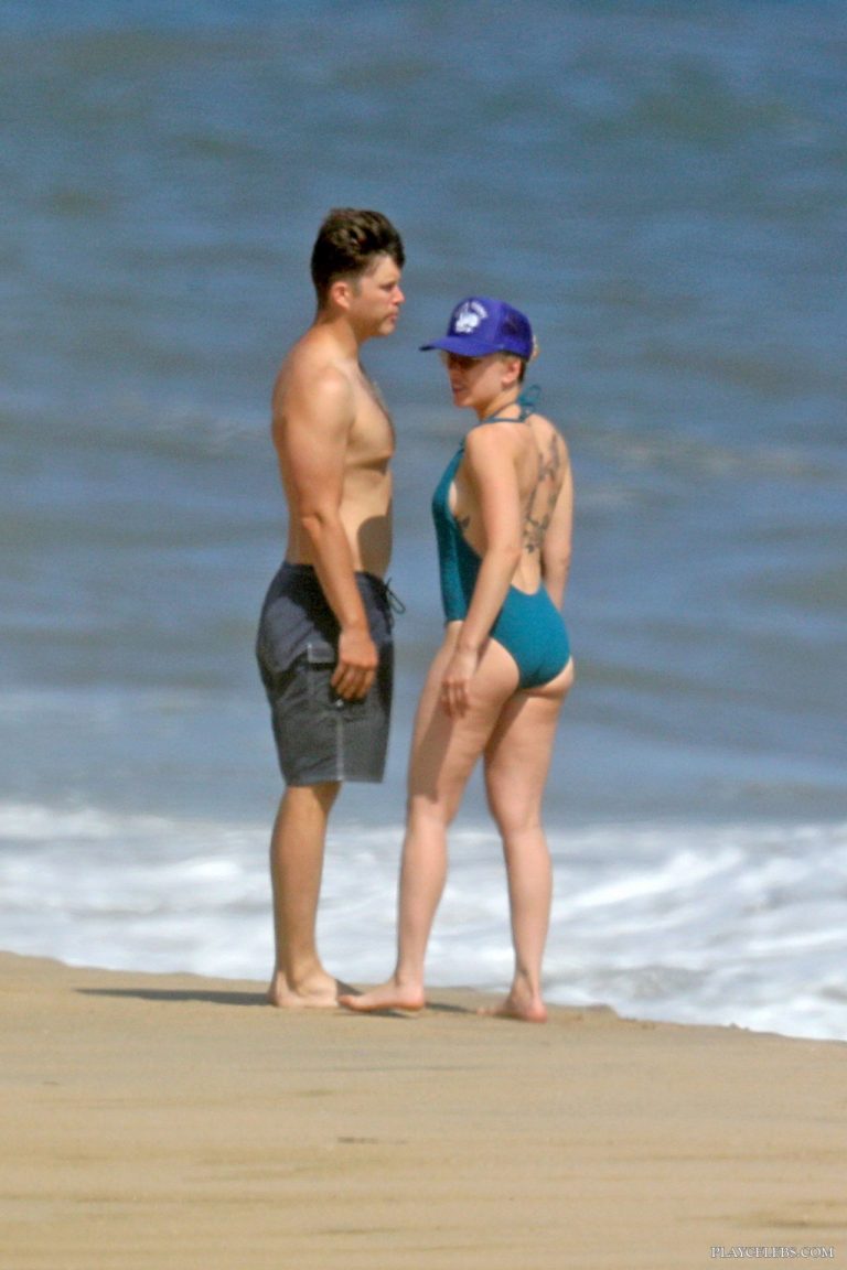 Read more about the article Scarlett Johansson Caught Wearing Sexy Bath Suit On A Beach
