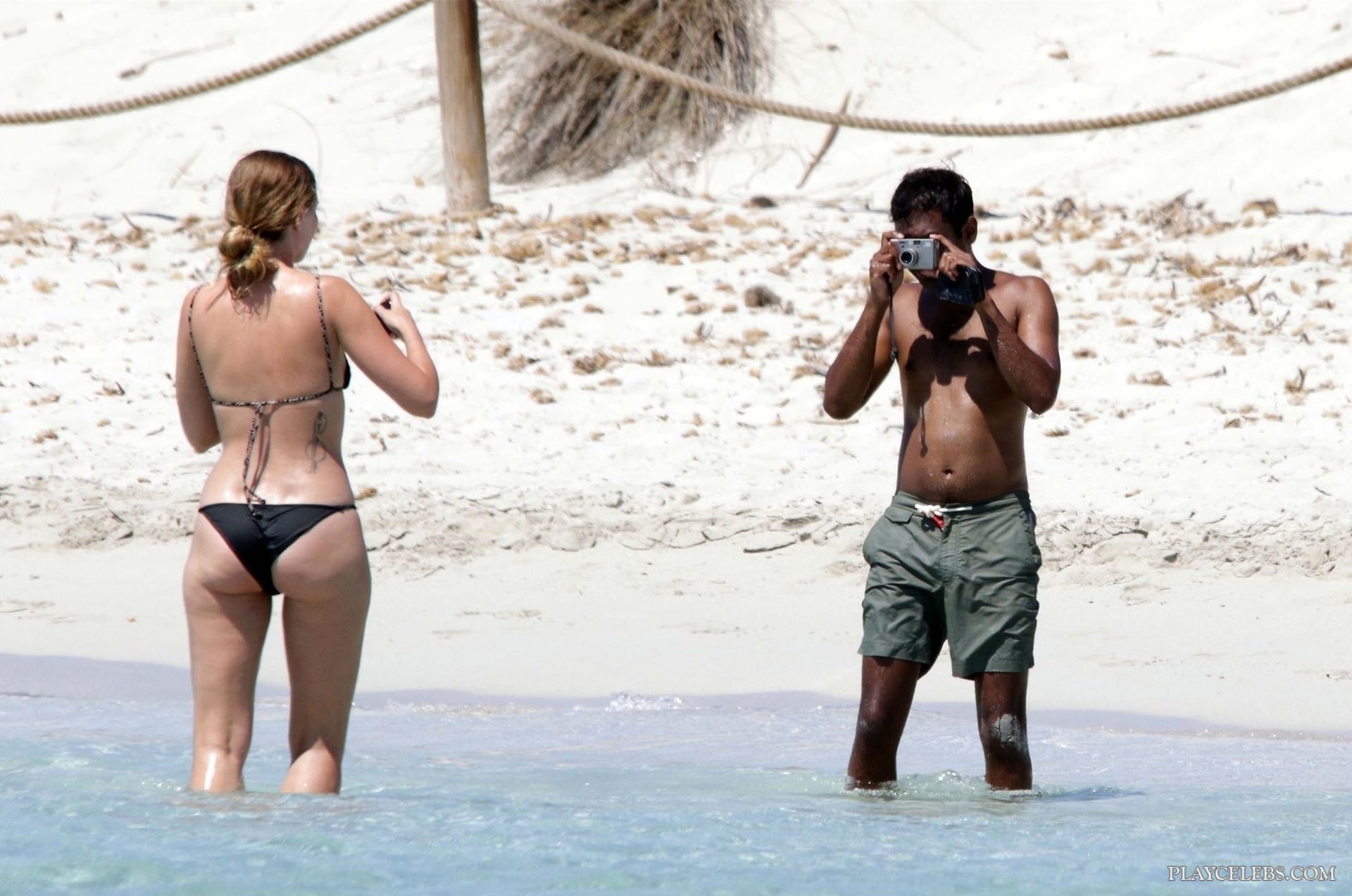 Serena Skov with her boyfriend Aziz Ansari had a great time on the beach, w...