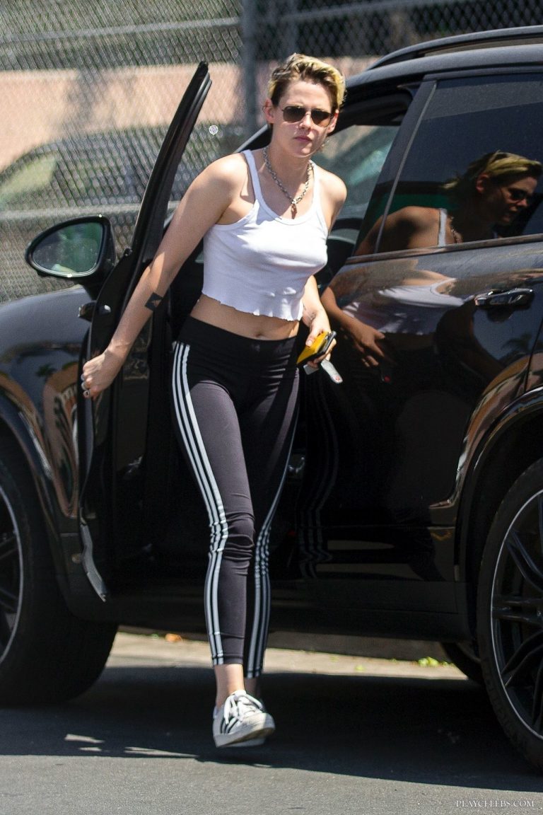 Read more about the article Kristen Stewart Caught In Short Top Without Bra