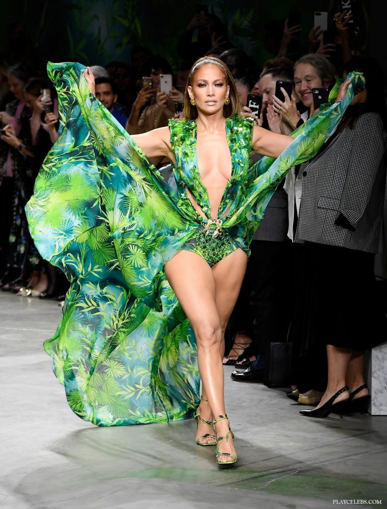 Read more about the article Jennifer Lopez Looks Hot In Green Sweatsuit At The New Versace Spring/Summer 2020