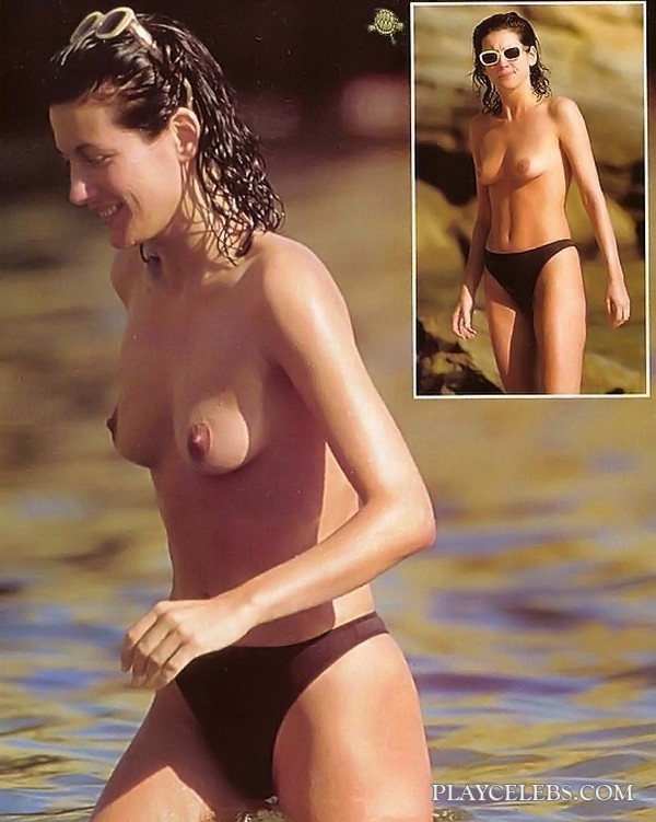 Hollywood star Carrie Anne Moss seems delighted with her gorgeous body and ...