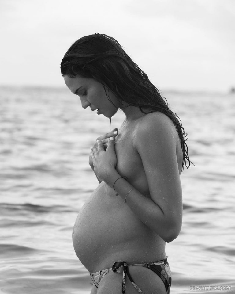 Read more about the article Odette Annable Nude And Pregnant Photoshoot