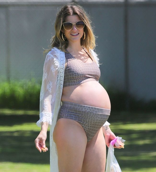 Rachel McCord Sunbathing Pregnant In Bikini  (more…)View On WordPress