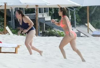 Jennifer Lopez naked shots