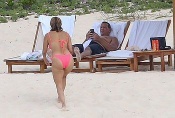 Jennifer Lopez nude beach