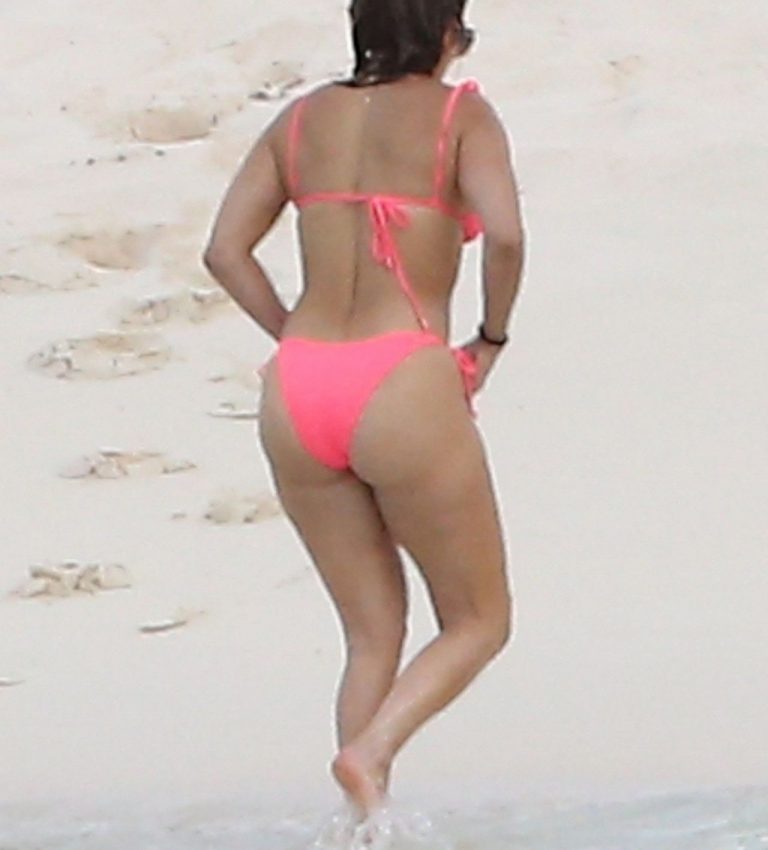 Read more about the article Jennifer Lopez Bikini And Booty Beach Pics
